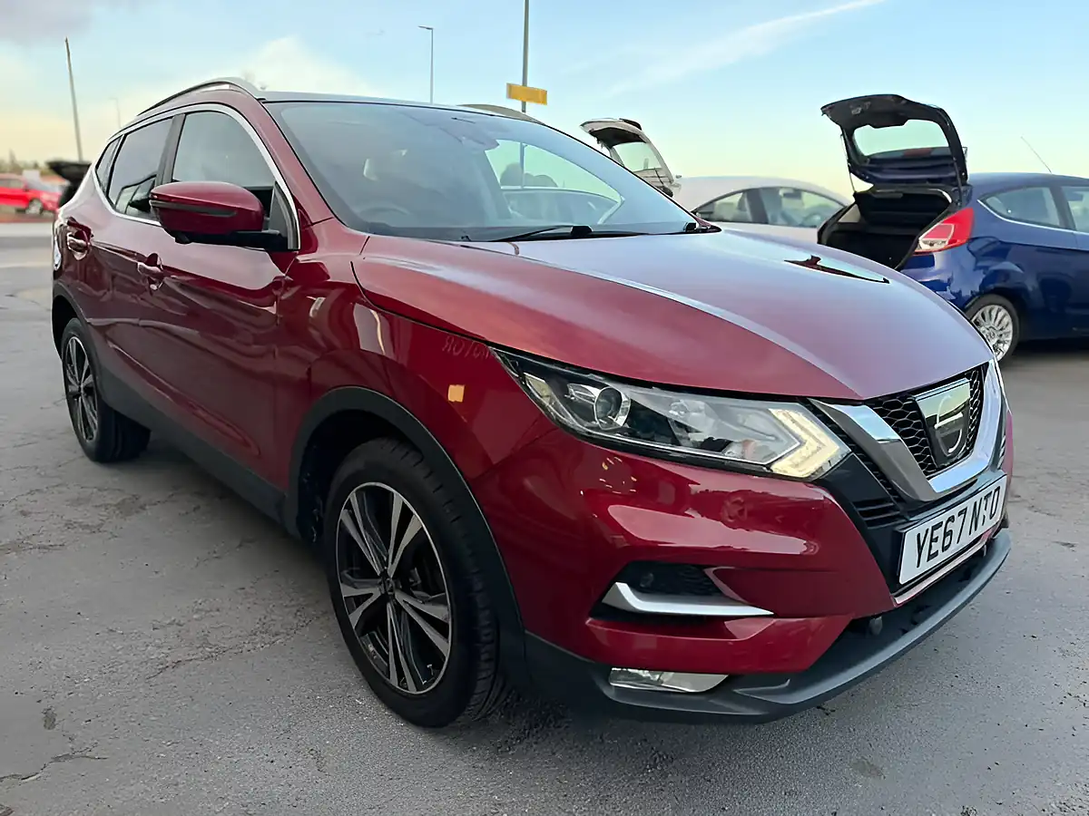 Used 2017 Nissan Qashqai N-Connecta Red - Interior and Exterior details 9