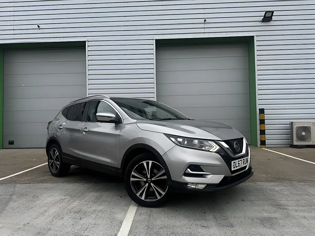 Used 2017 Nissan Qashqai N-Connecta Silver - Front View