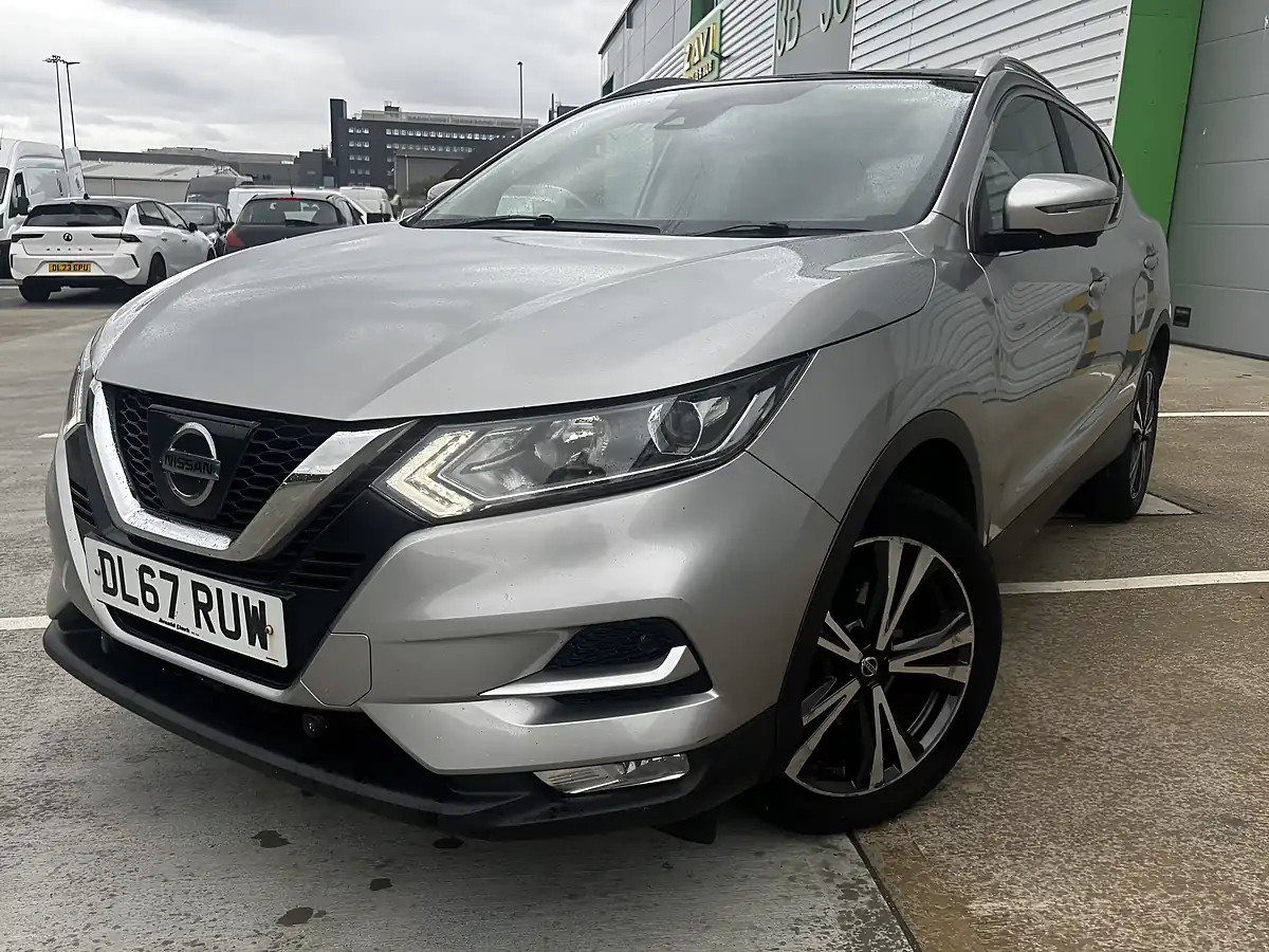 Used 2017 Nissan Qashqai N-Connecta Silver - Interior and Exterior details 4