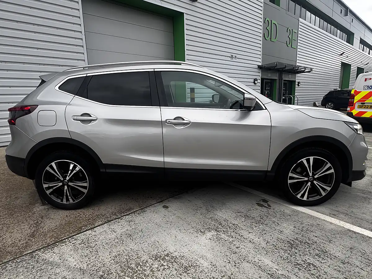 Used 2017 Nissan Qashqai N-Connecta Silver - Interior and Exterior details 8
