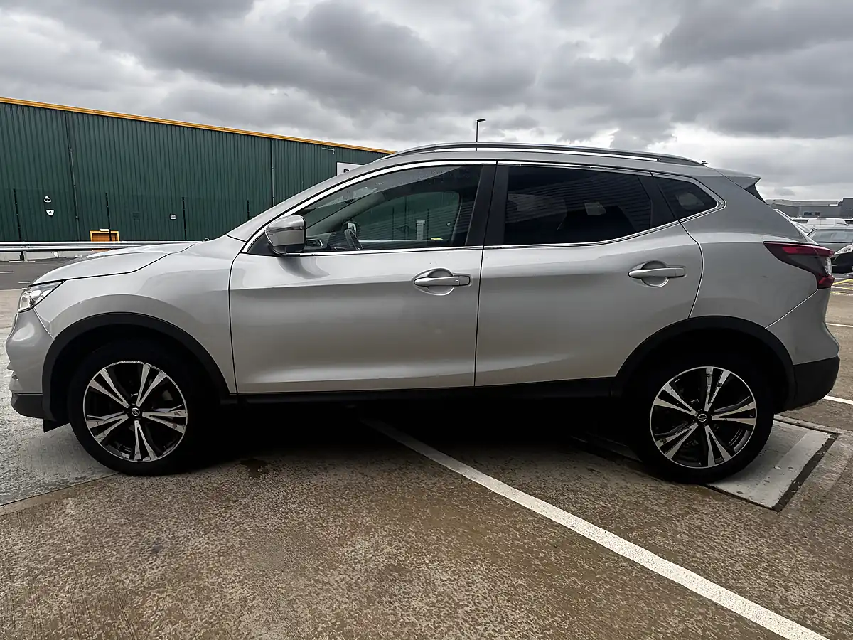 Used 2017 Nissan Qashqai N-Connecta Silver - Interior and Exterior details 9