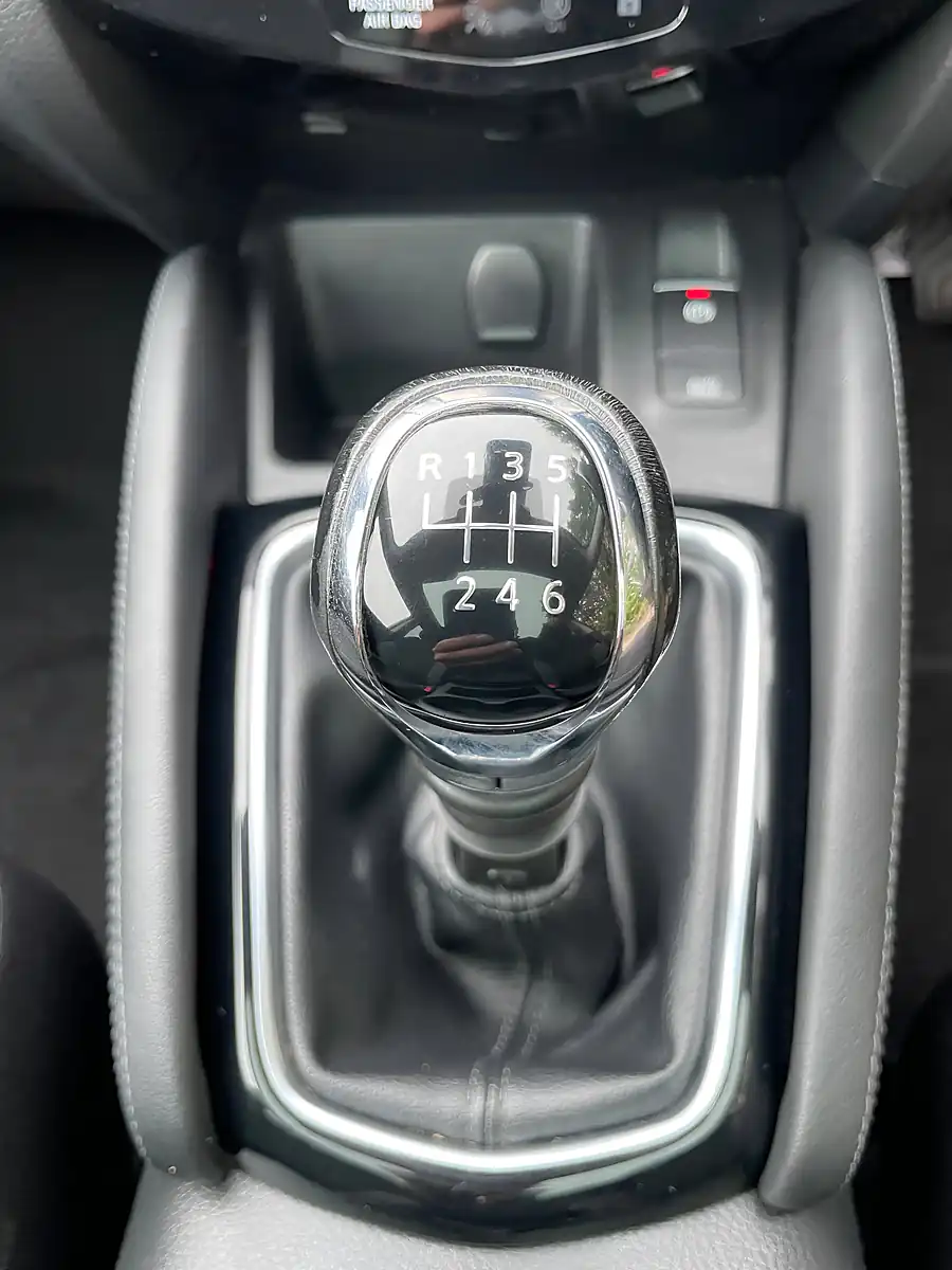 Used 2017 Nissan Qashqai N-Connecta Silver - Interior and Exterior details 14