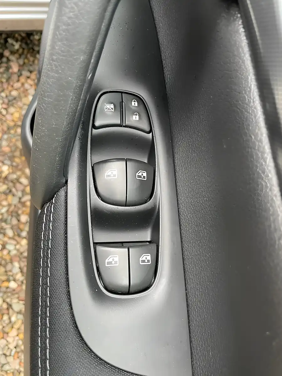 Used 2017 Nissan Qashqai N-Connecta Silver - Interior and Exterior details 15