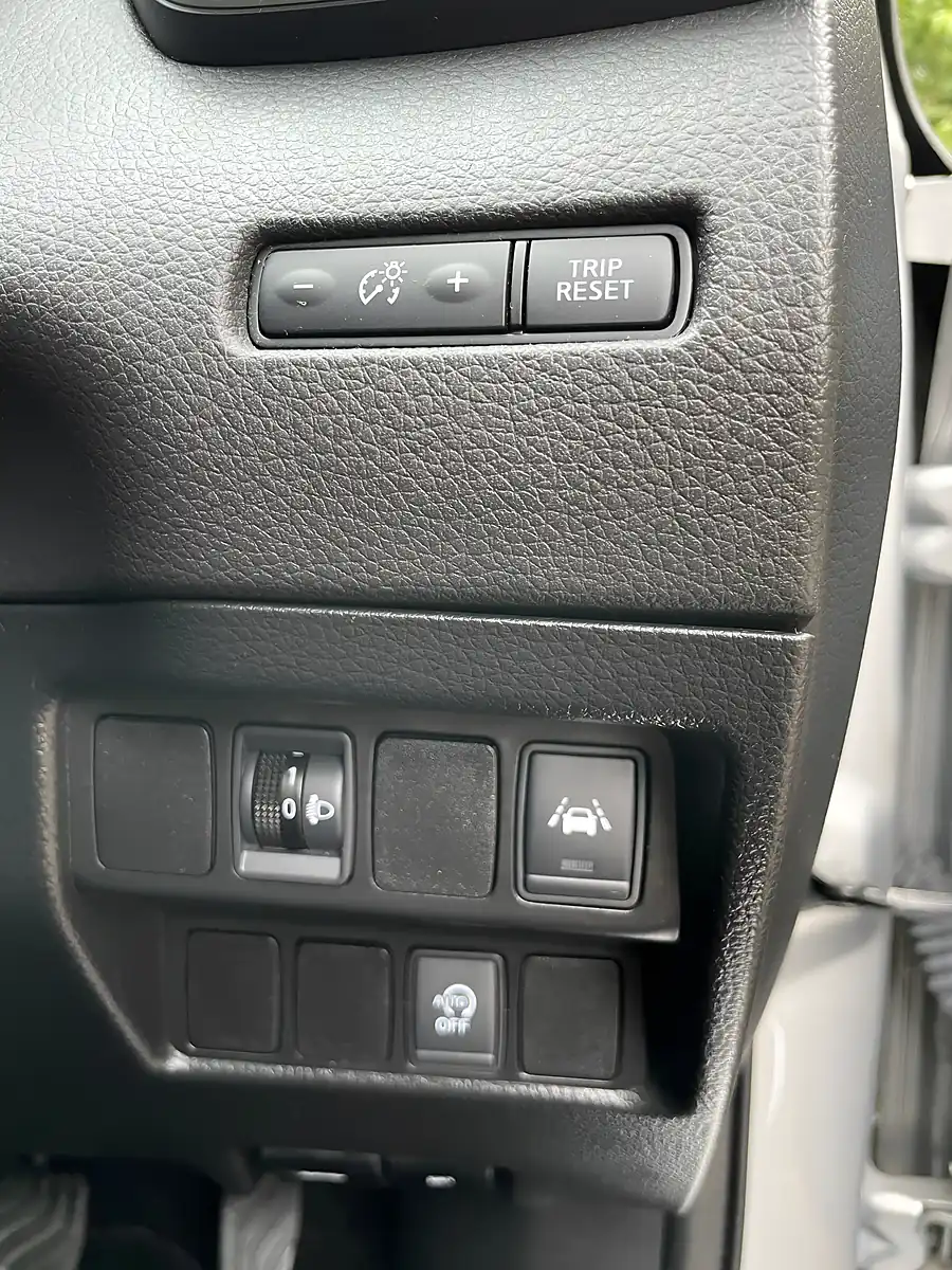Used 2017 Nissan Qashqai N-Connecta Silver - Interior and Exterior details 16