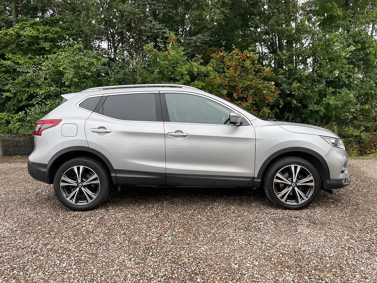Used 2017 Nissan Qashqai N-Connecta Silver - Interior and Exterior details 5