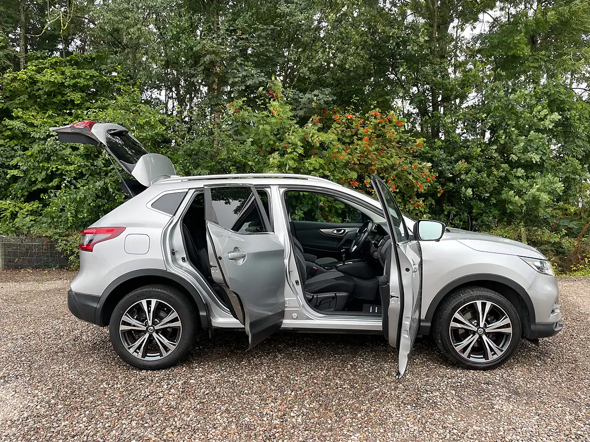 Used 2017 Nissan Qashqai N-Connecta Silver - Interior and Exterior details 7