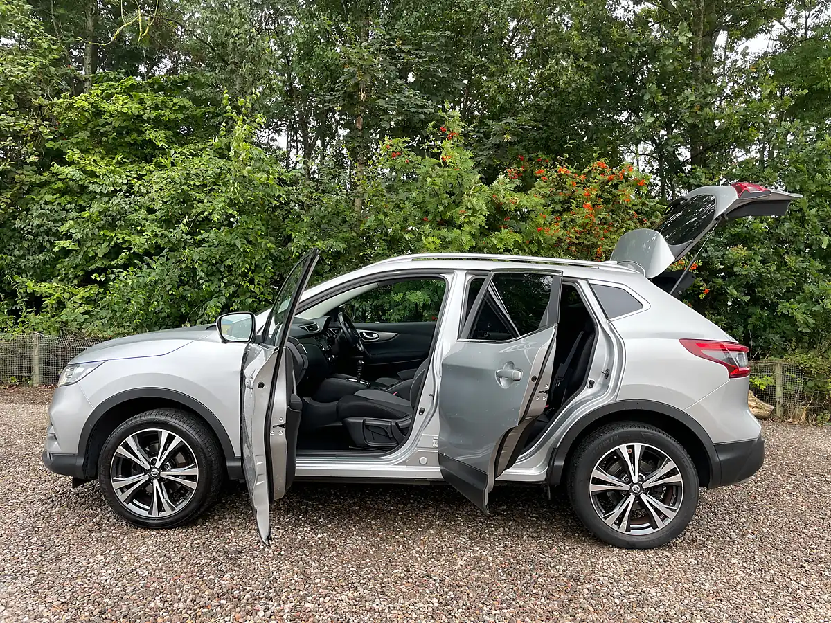 Used 2017 Nissan Qashqai N-Connecta Silver - Interior and Exterior details 8