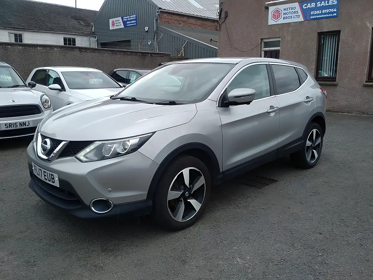 Used 2017 Nissan Qashqai N-Connecta Silver - Front View