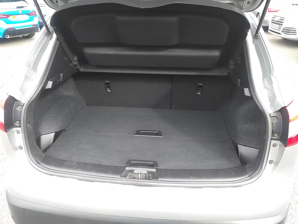 Used 2017 Nissan Qashqai N-Connecta Silver - Interior and Exterior details 12