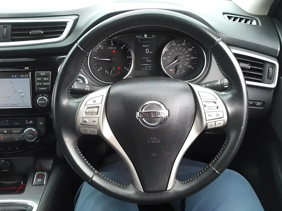 Used 2017 Nissan Qashqai N-Connecta Silver - Interior and Exterior details 17