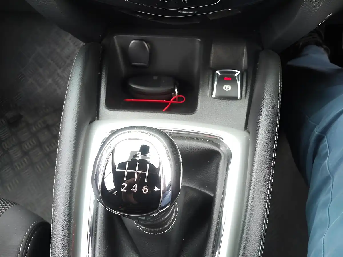 Used 2017 Nissan Qashqai N-Connecta Silver - Interior and Exterior details 18