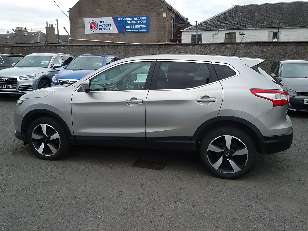 Used 2017 Nissan Qashqai N-Connecta Silver - Interior and Exterior details 3