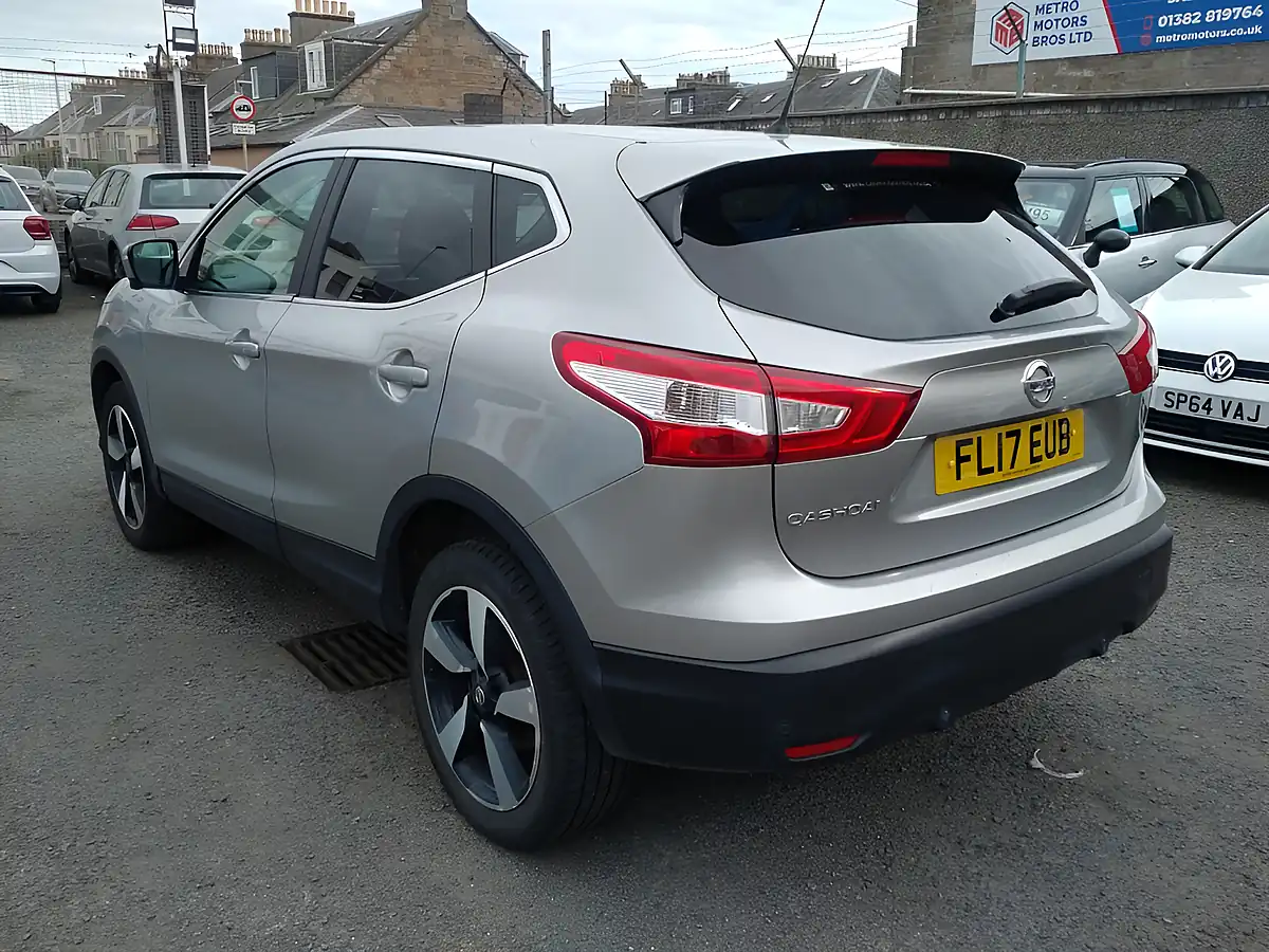Used 2017 Nissan Qashqai N-Connecta Silver - Interior and Exterior details 5
