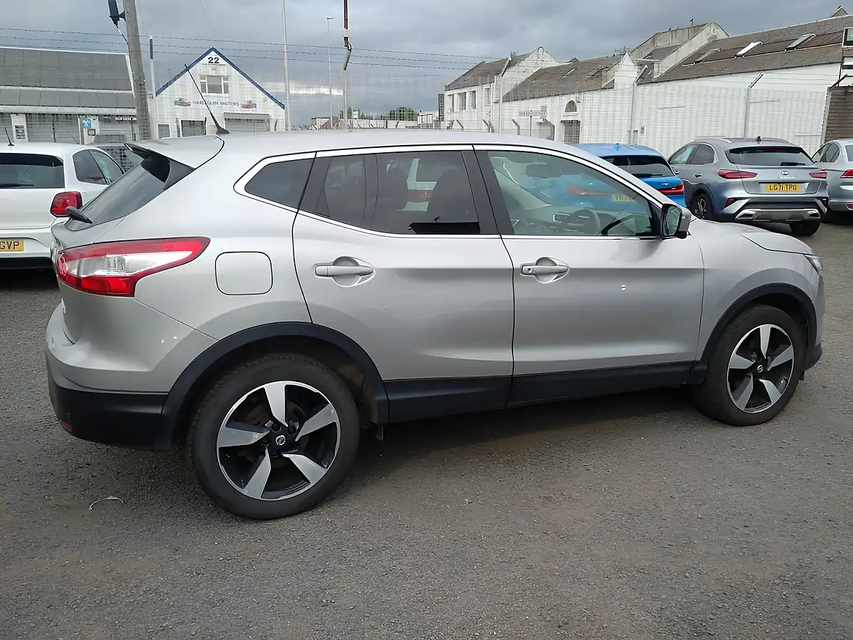 Used 2017 Nissan Qashqai N-Connecta Silver - Interior and Exterior details 8