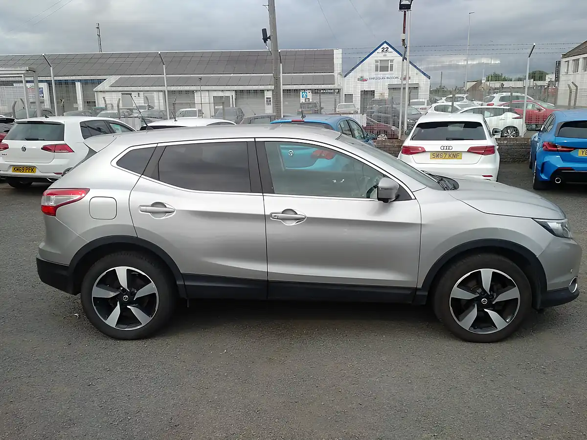 Used 2017 Nissan Qashqai N-Connecta Silver - Interior and Exterior details 9