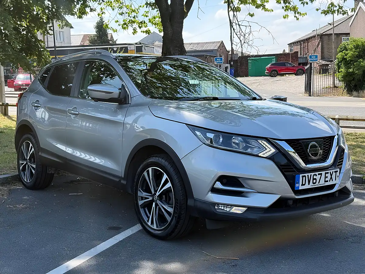 Used 2017 Nissan Qashqai N-Connecta Silver - Front View