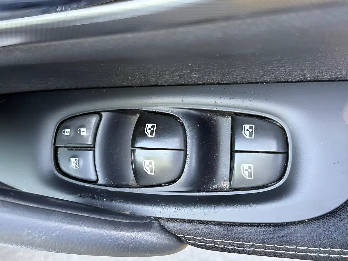 Used 2017 Nissan Qashqai N-Connecta Silver - Interior and Exterior details 12