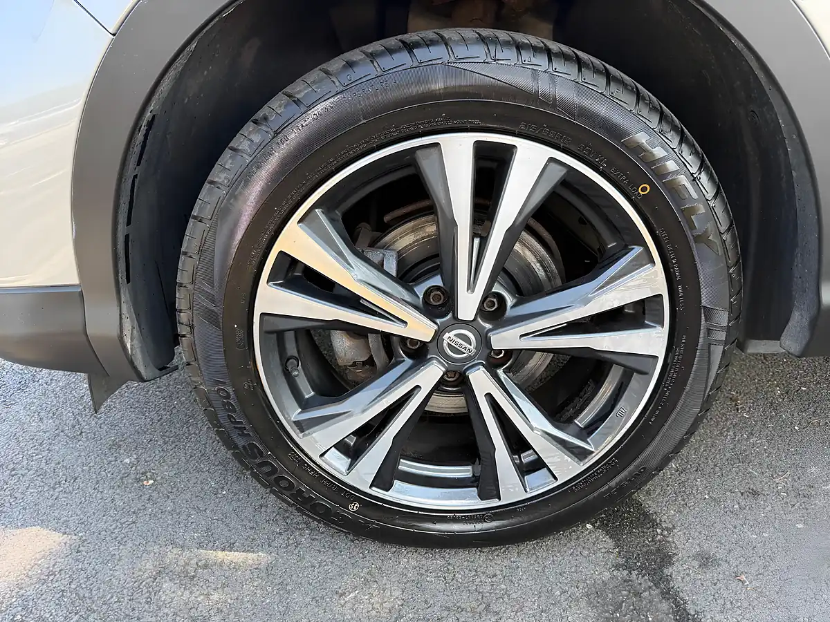 Used 2017 Nissan Qashqai N-Connecta Silver - Interior and Exterior details 15