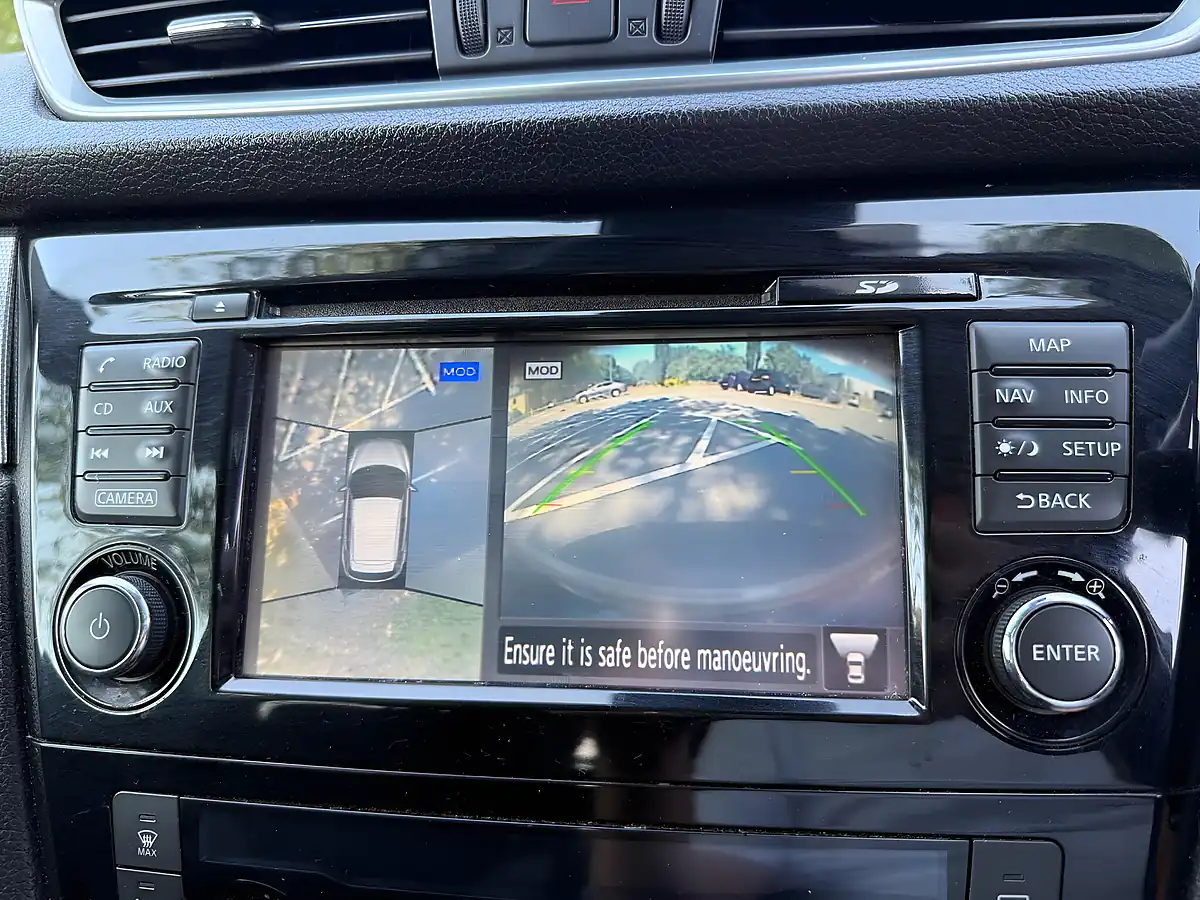 Used 2017 Nissan Qashqai N-Connecta Silver - Interior and Exterior details 17