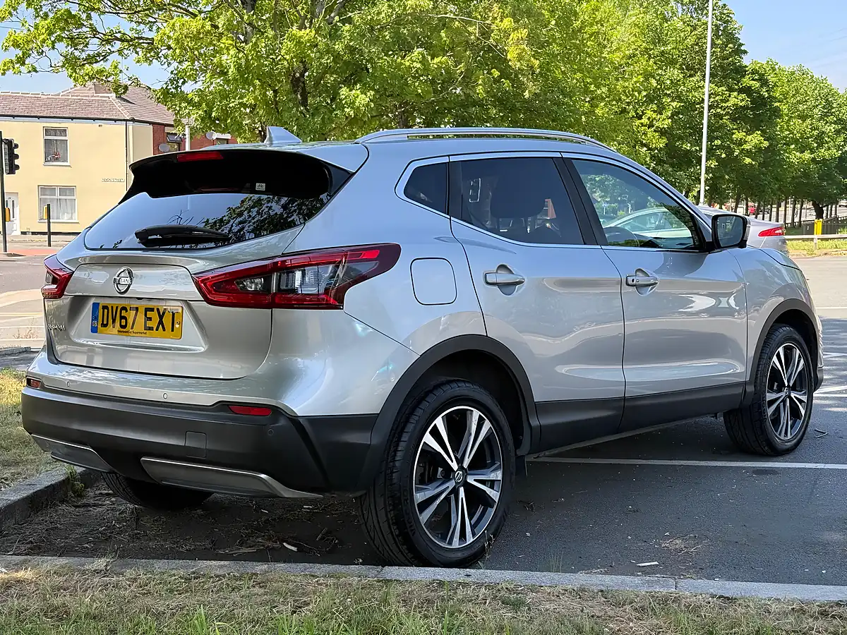 Used 2017 Nissan Qashqai N-Connecta Silver - Interior and Exterior details 6