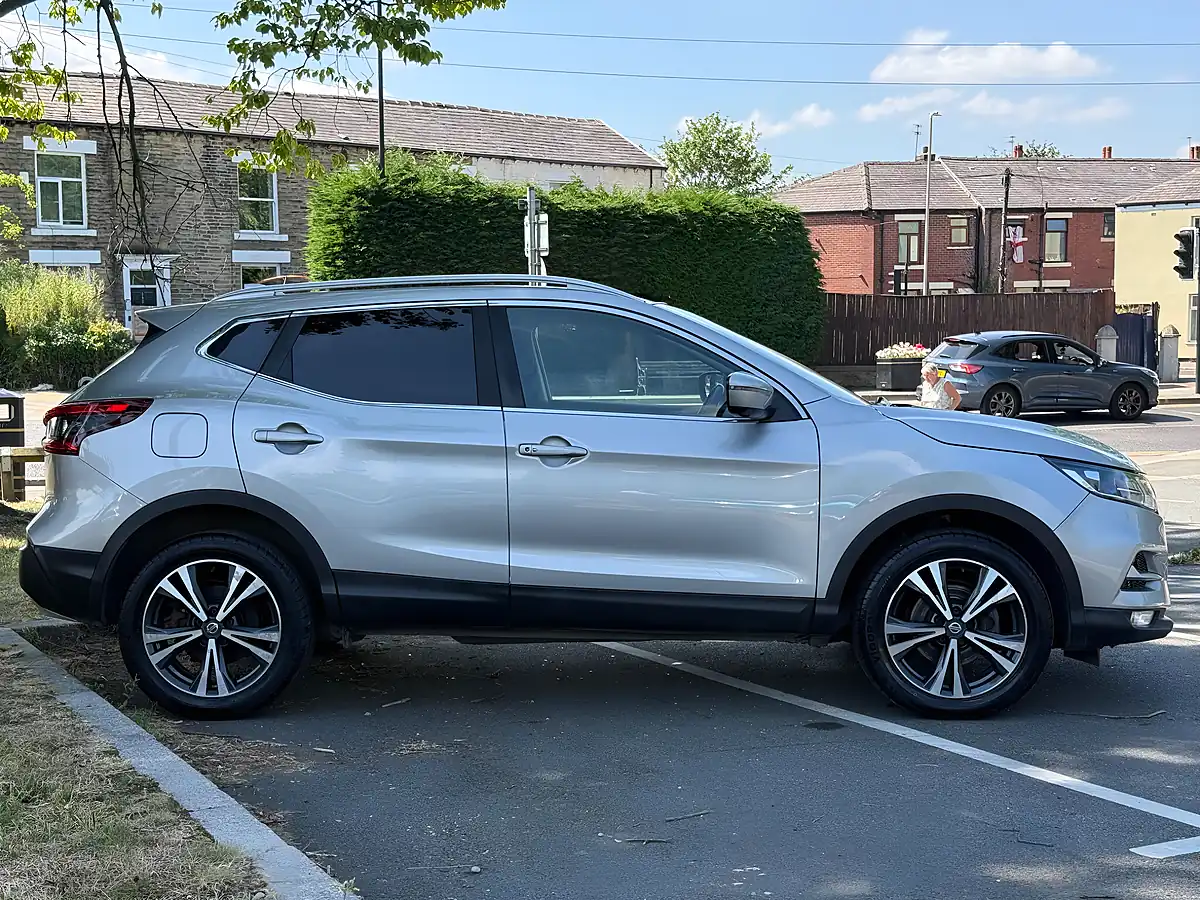 Used 2017 Nissan Qashqai N-Connecta Silver - Interior and Exterior details 8