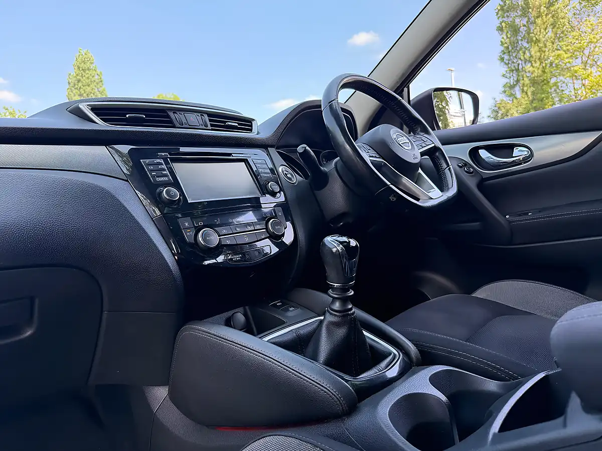 Used 2017 Nissan Qashqai N-Connecta Silver - Interior and Exterior details 9