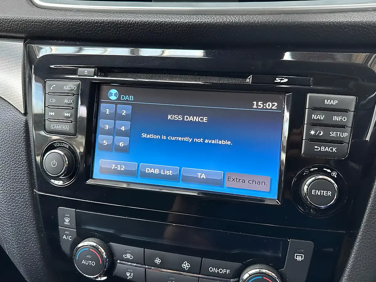 Used 2017 Nissan Qashqai N-Connecta Storm White - Interior and Exterior details 12