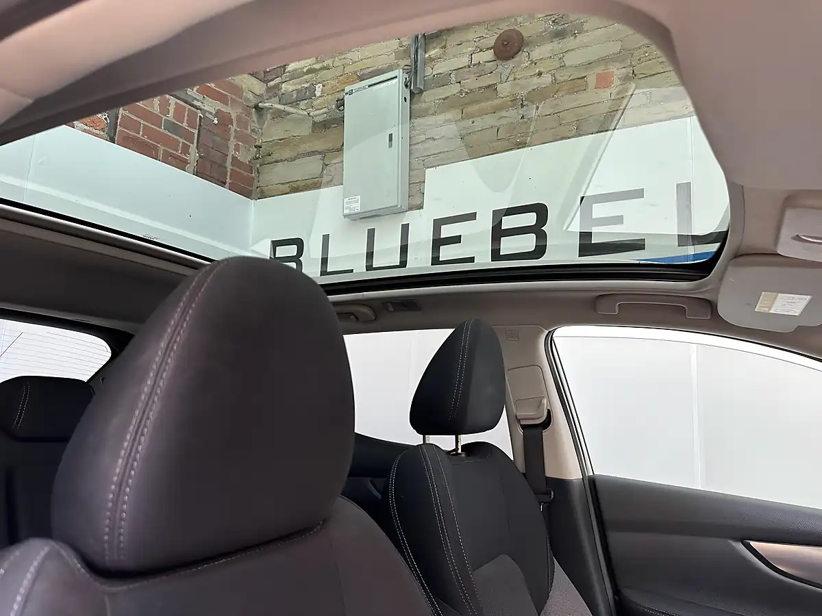 Used 2017 Nissan Qashqai N-Connecta Storm White - Interior and Exterior details 13