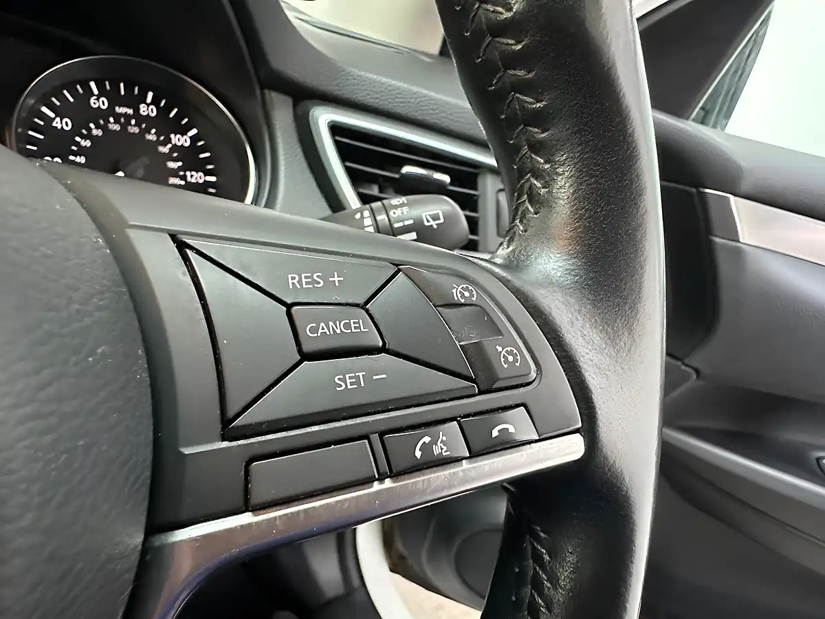 Used 2017 Nissan Qashqai N-Connecta Storm White - Interior and Exterior details 15