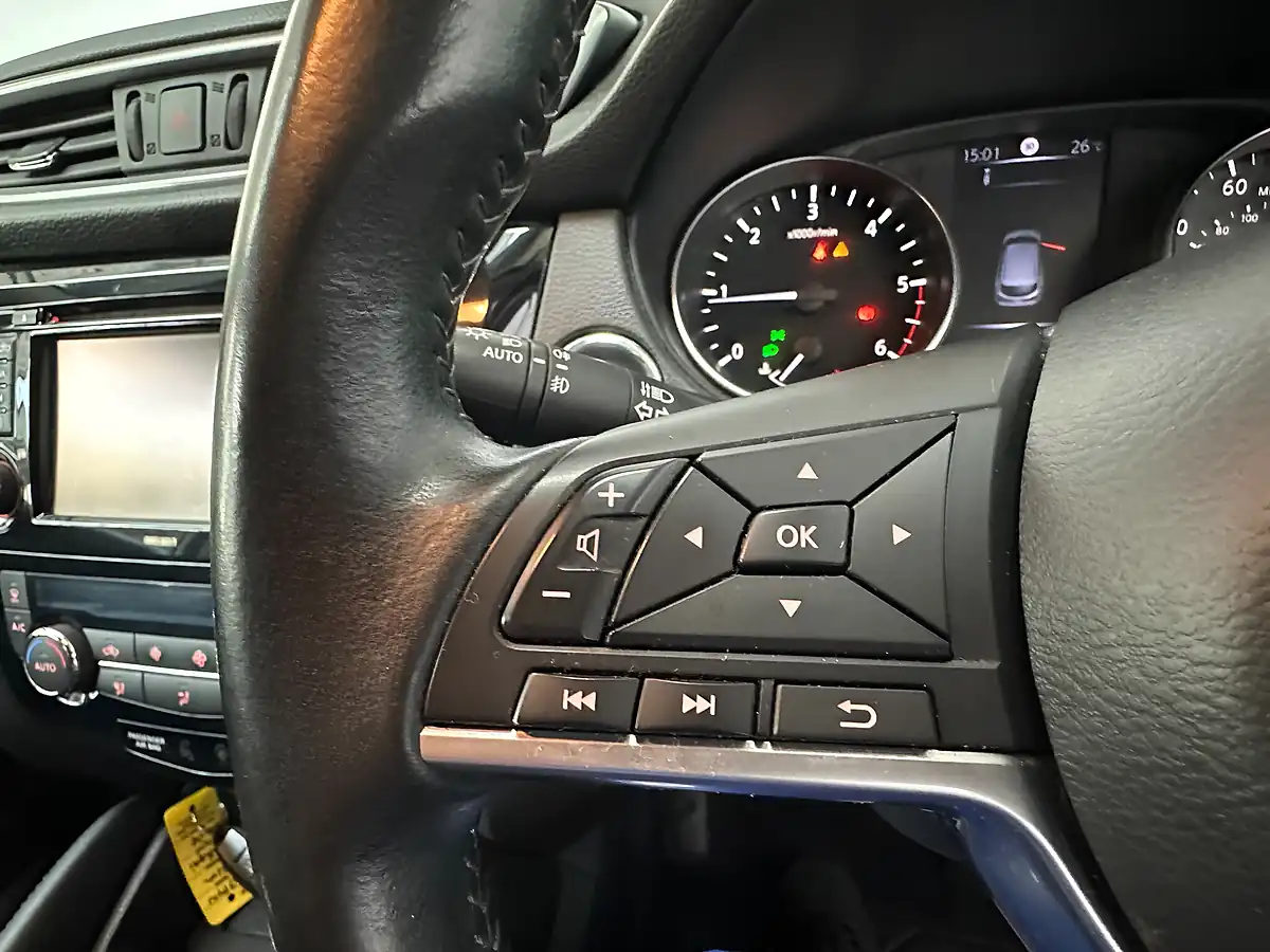 Used 2017 Nissan Qashqai N-Connecta Storm White - Interior and Exterior details 16