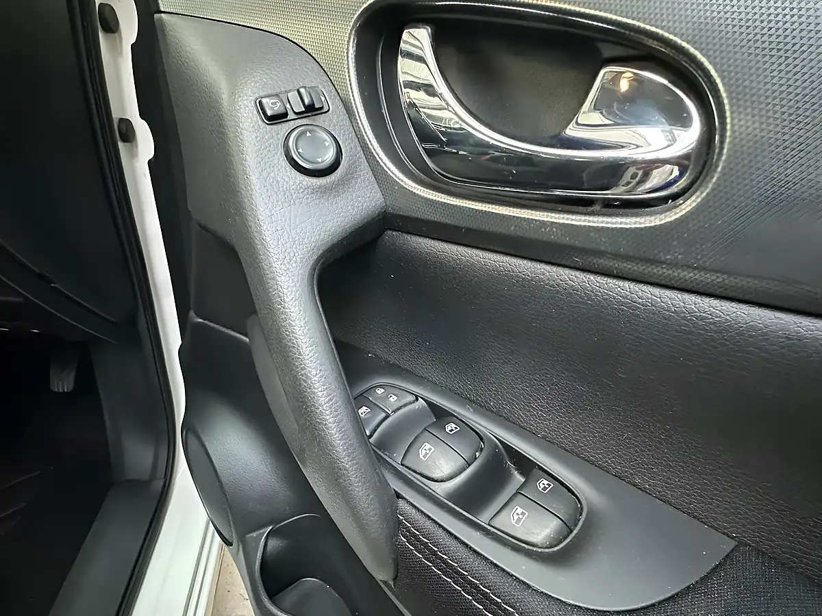Used 2017 Nissan Qashqai N-Connecta Storm White - Interior and Exterior details 17