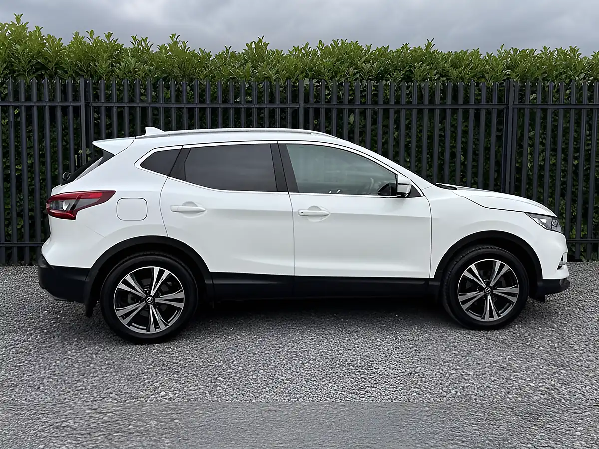 Used 2017 Nissan Qashqai N-Connecta White - Interior and Exterior details 4