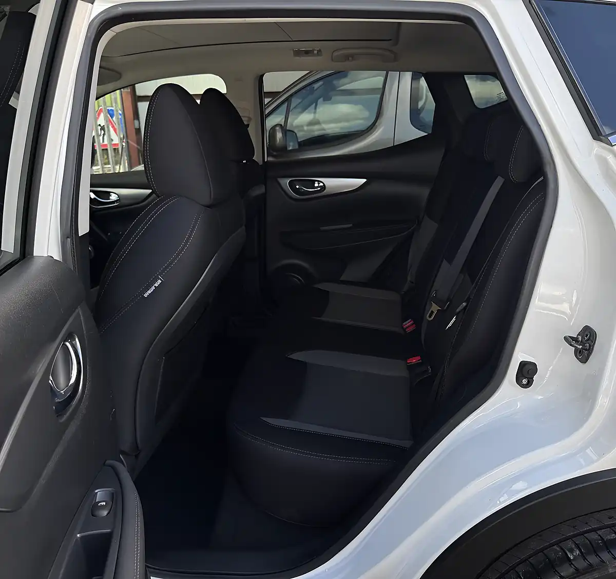 Used 2017 Nissan Qashqai N-Connecta White - Interior and Exterior details 11