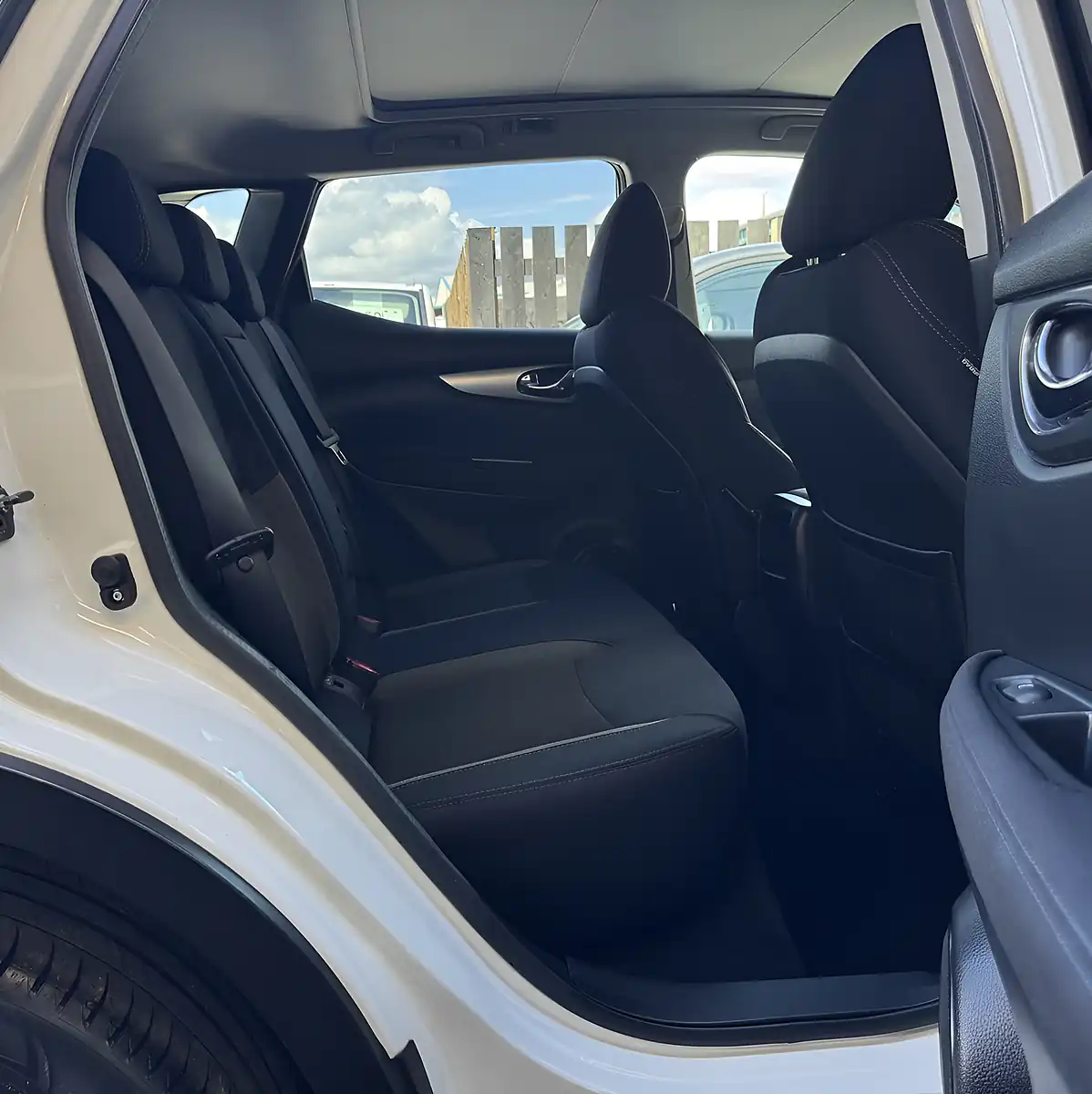 Used 2017 Nissan Qashqai N-Connecta White - Interior and Exterior details 12
