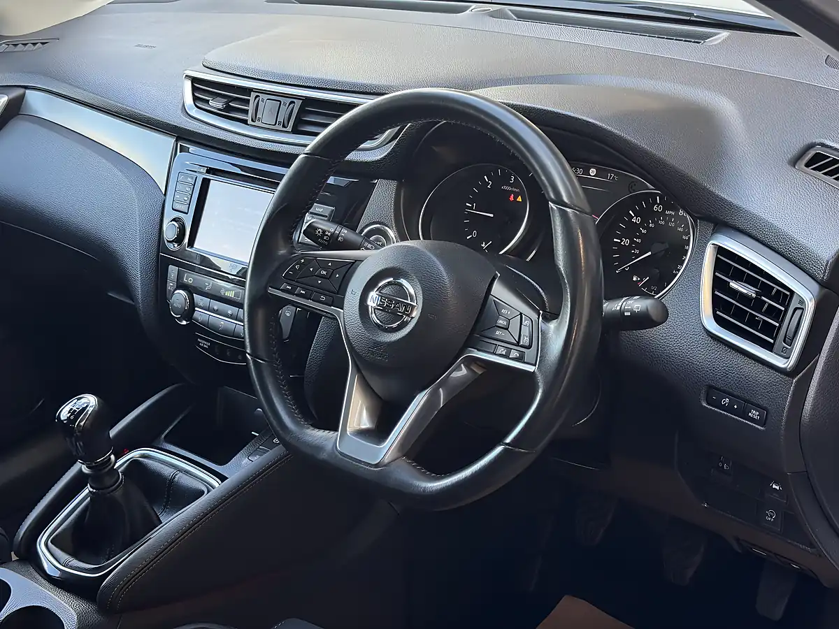 Used 2017 Nissan Qashqai N-Connecta White - Interior and Exterior details 14