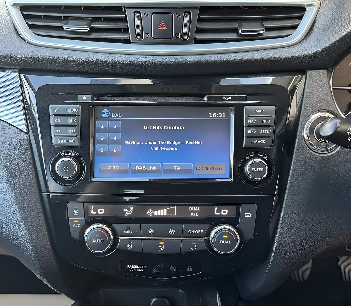 Used 2017 Nissan Qashqai N-Connecta White - Interior and Exterior details 16