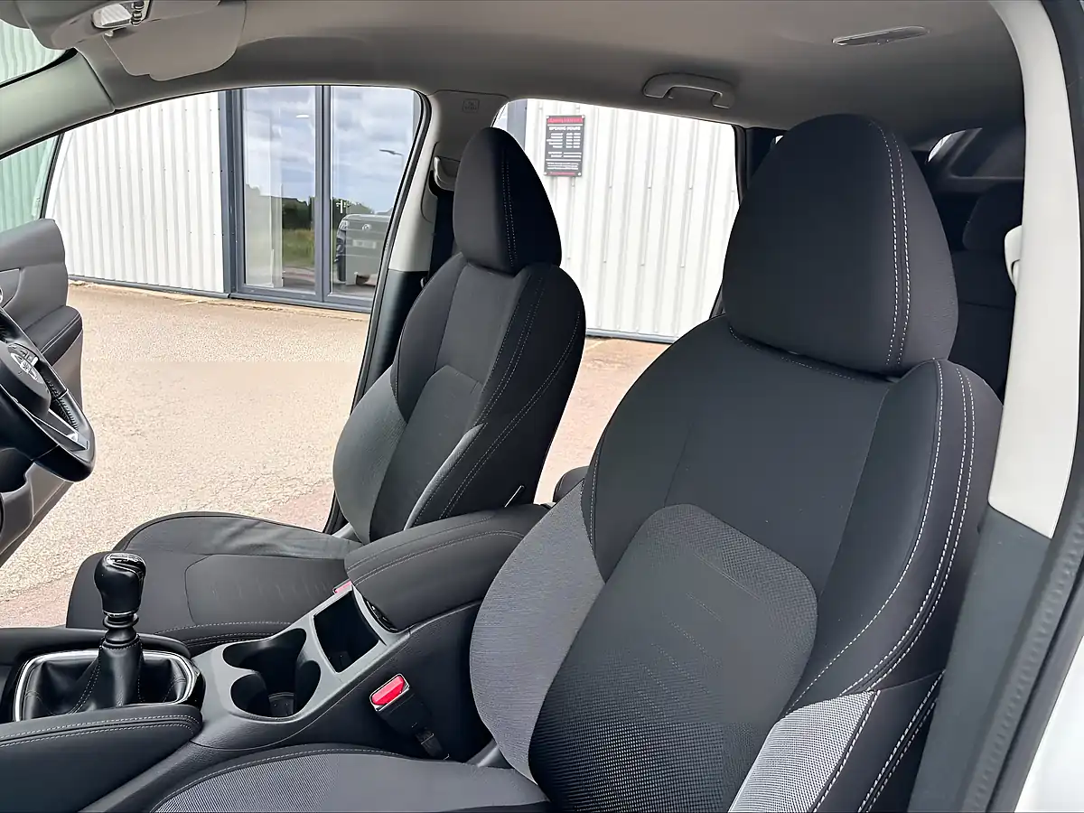 Used 2017 Nissan Qashqai N-Connecta White - Interior and Exterior details 14