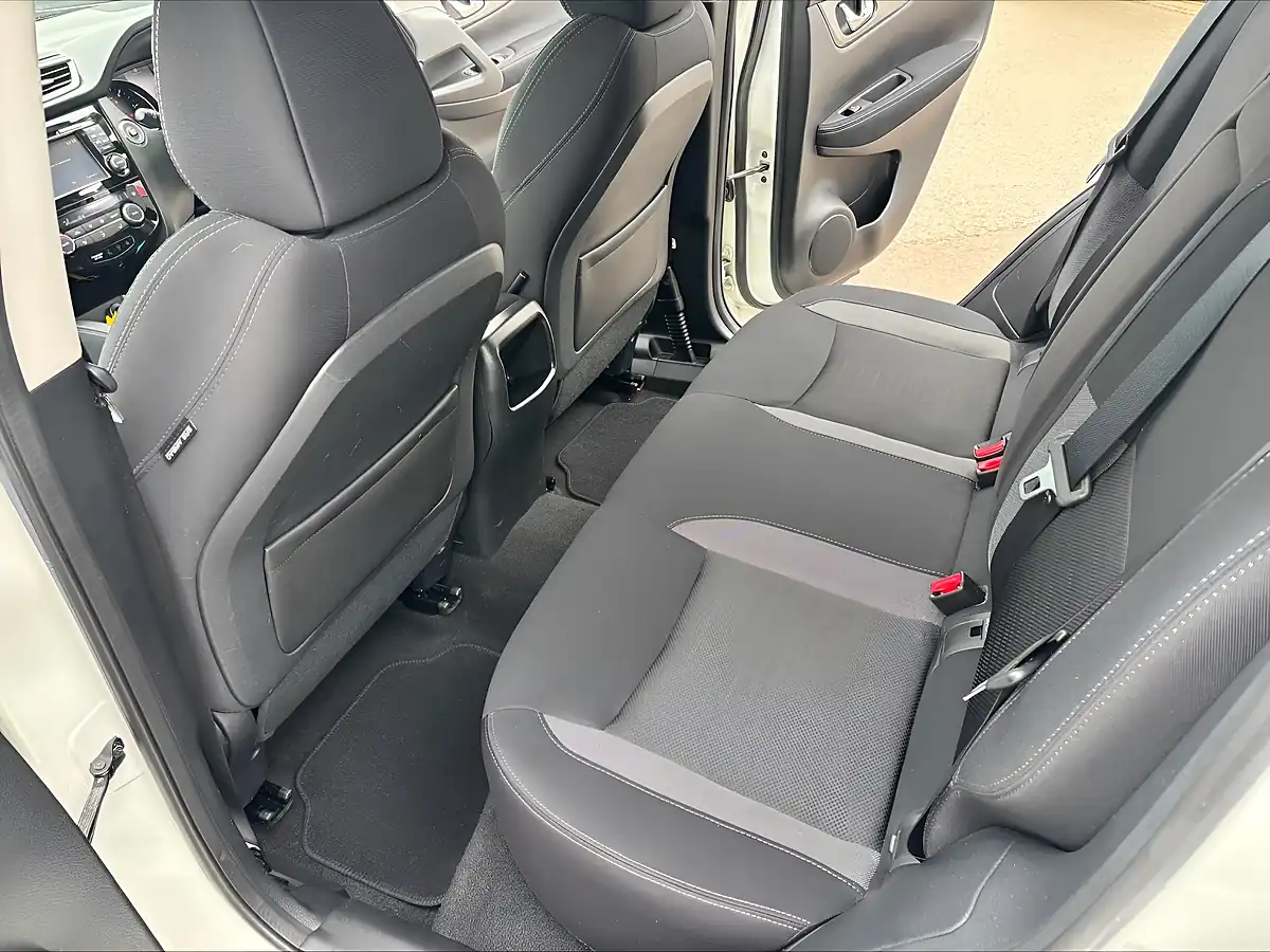 Used 2017 Nissan Qashqai N-Connecta White - Interior and Exterior details 16