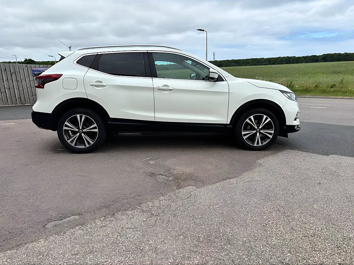 Used 2017 Nissan Qashqai N-Connecta White - Interior and Exterior details 8