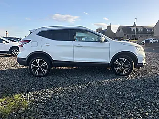 Used 2017 Nissan Qashqai N-Connecta White - Interior and Exterior details 4