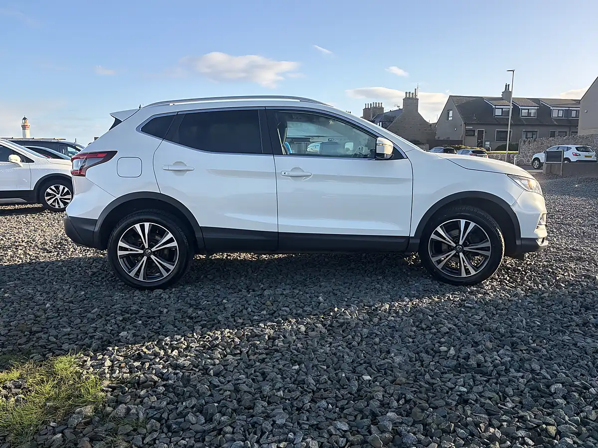Used 2017 Nissan Qashqai N-Connecta White - Interior and Exterior details 4