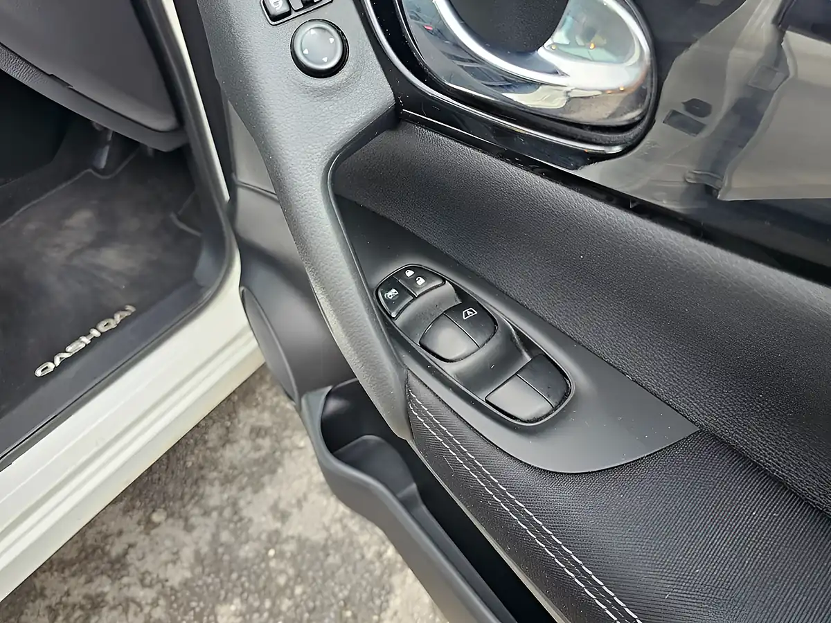Used 2017 Nissan Qashqai N-Connecta White - Interior and Exterior details 17