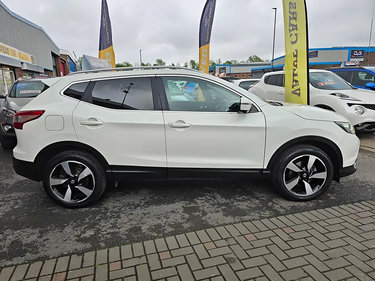 Used 2017 Nissan Qashqai N-Connecta White - Interior and Exterior details 5