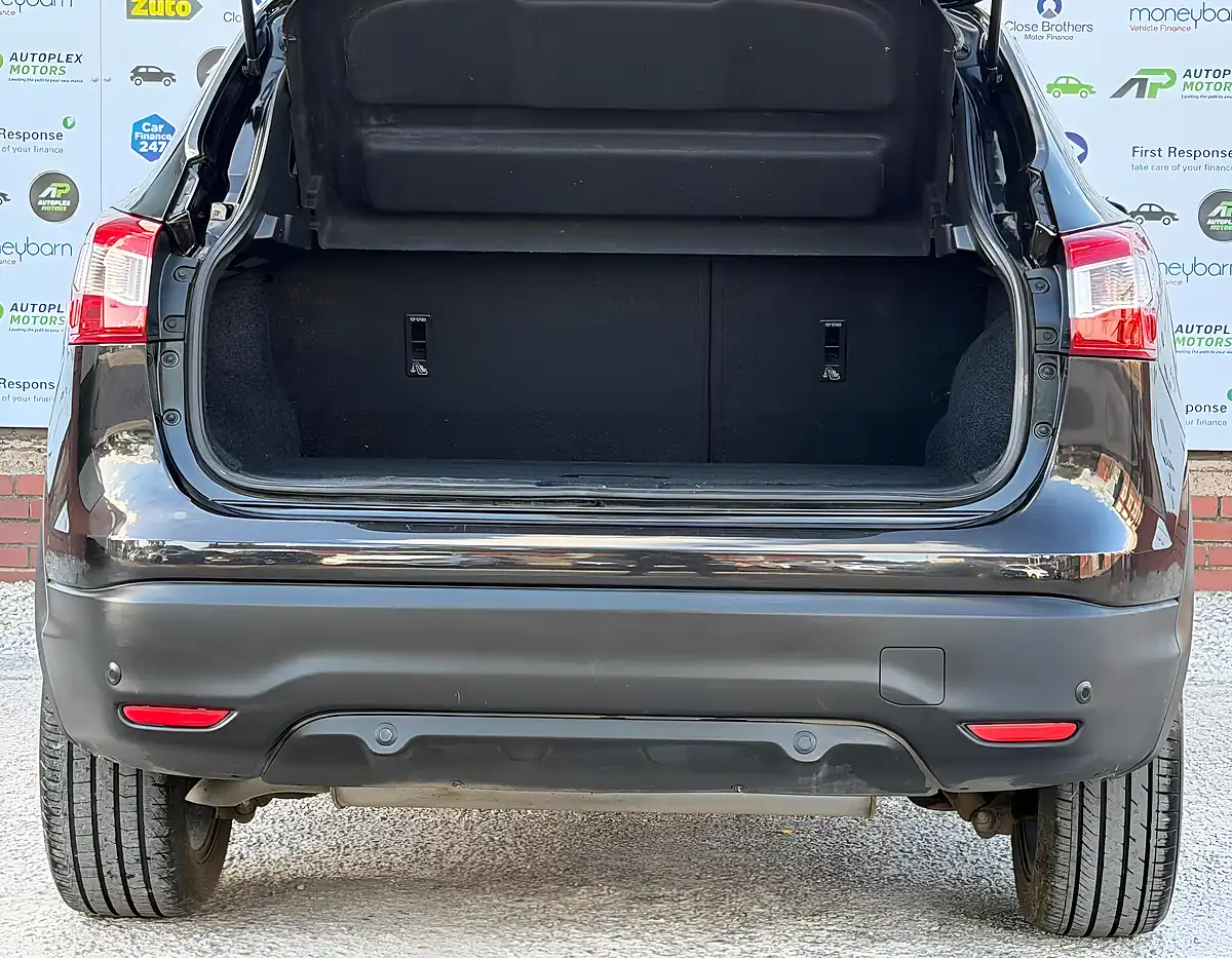 Used 2017 Nissan Qashqai N-Connecta Xtron Black - Interior and Exterior details 10