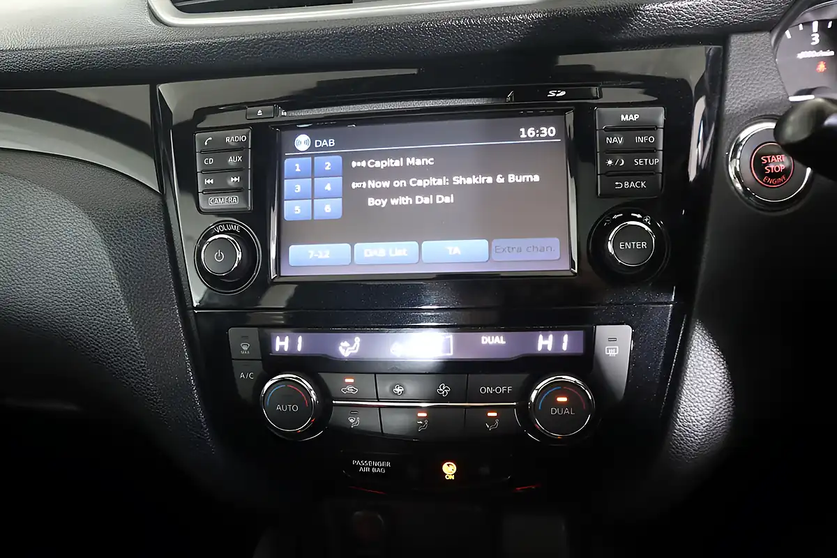 Used 2017 Nissan Qashqai N-Vision Silver - Interior and Exterior details 14