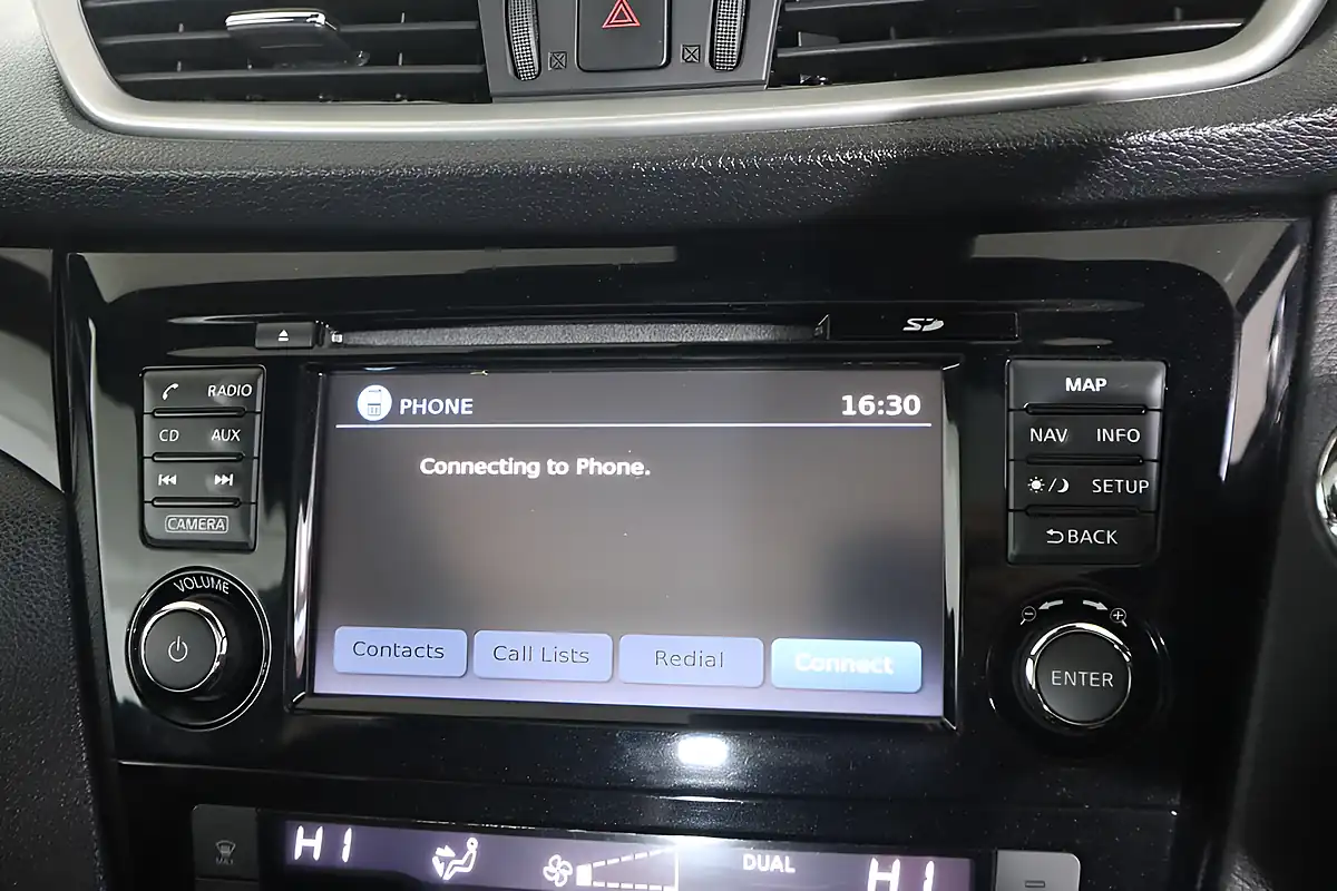 Used 2017 Nissan Qashqai N-Vision Silver - Interior and Exterior details 15