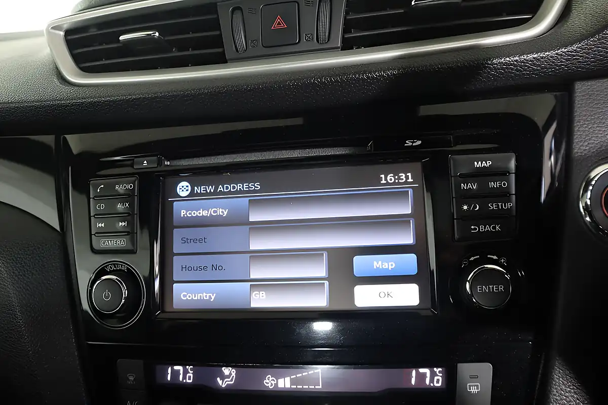 Used 2017 Nissan Qashqai N-Vision Silver - Interior and Exterior details 17