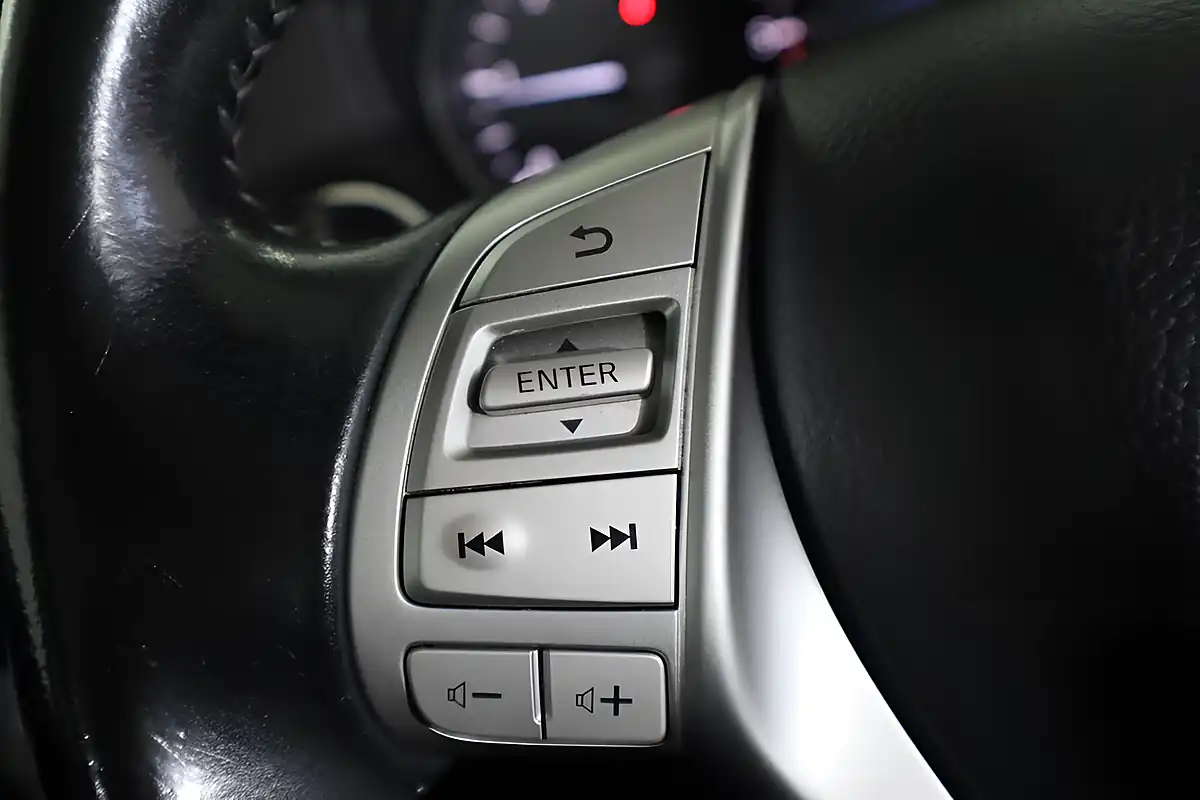 Used 2017 Nissan Qashqai N-Vision Silver - Interior and Exterior details 18