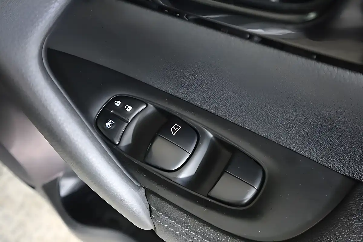Used 2017 Nissan Qashqai N-Vision Silver - Interior and Exterior details 20