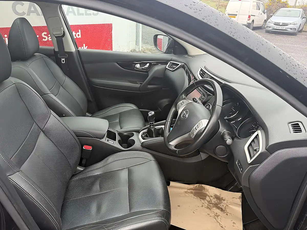 Used 2017 Nissan Qashqai Tekna Black - Interior and Exterior details 11